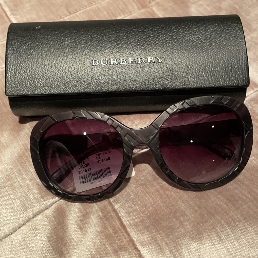 BURBERRY Plaid Signature Design Sunglasses NWOTS - Picture 3 of 16